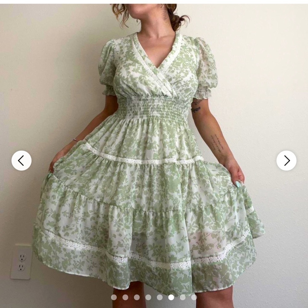 Taylor NWOT size 8 dress prairie floral romantic v neck puff sleeve smock style 